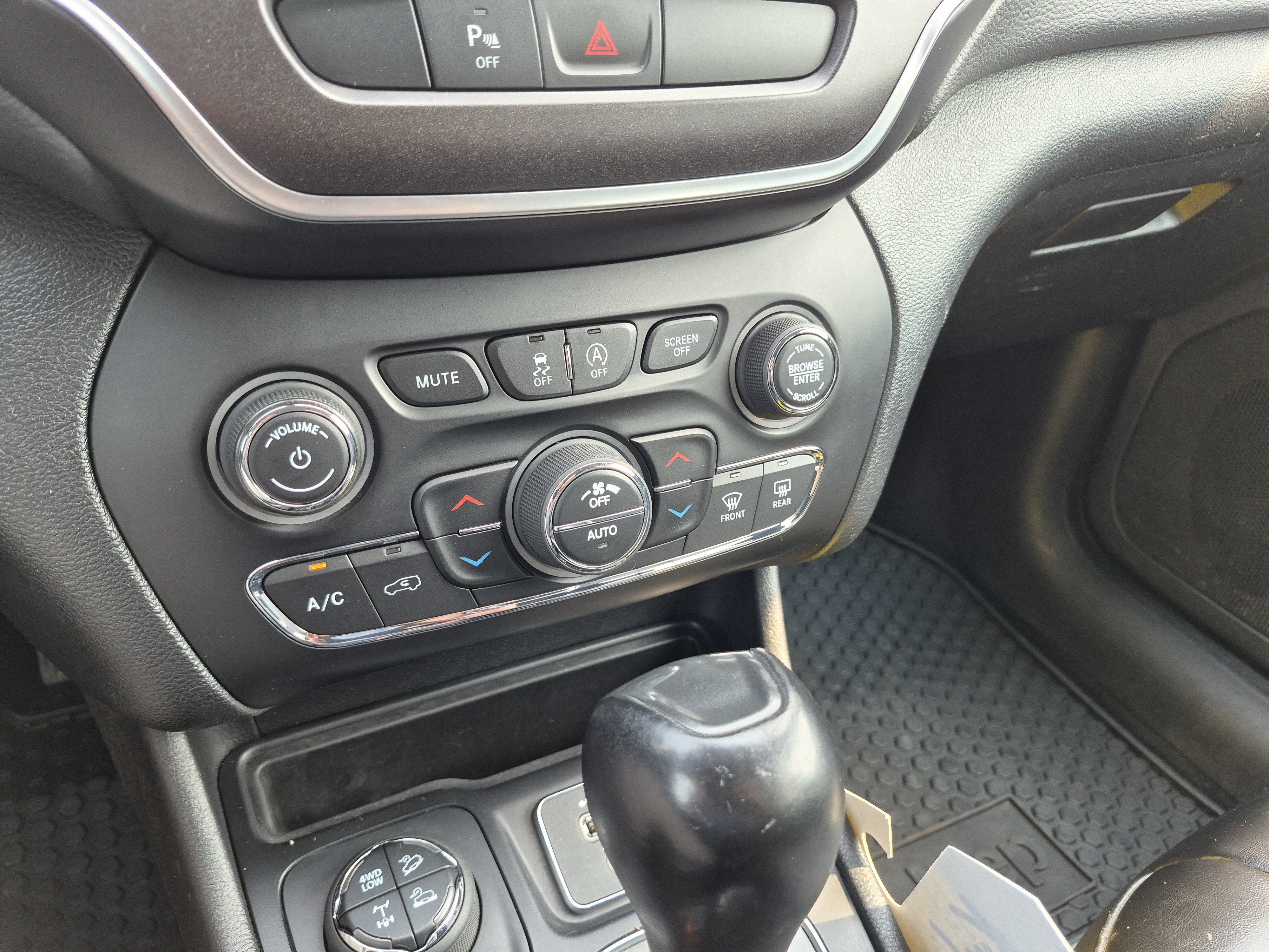 Used 2020 Jeep Cherokee Trailhawk AWD/4WD image 21