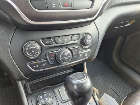 Used 2020 Jeep Cherokee Trailhawk AWD/4WD image 21