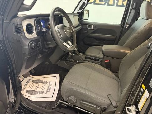 Used 2025 Jeep Wrangler Unlimited Sahara AWD/4WD image 12