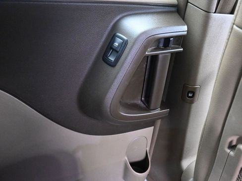 Used 2014 Chrysler Town & Country Touring image 40