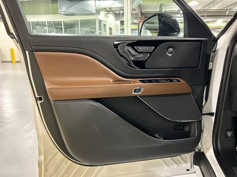 Used 2023 Lincoln Aviator Reserve w/ Elements Package Plus AWD/4WD image 9
