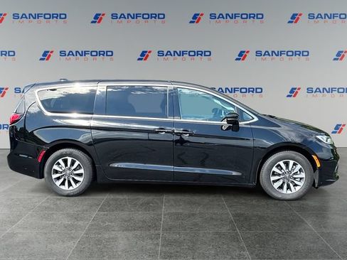 Used 2024 Chrysler Pacifica Limited FWD image 6
