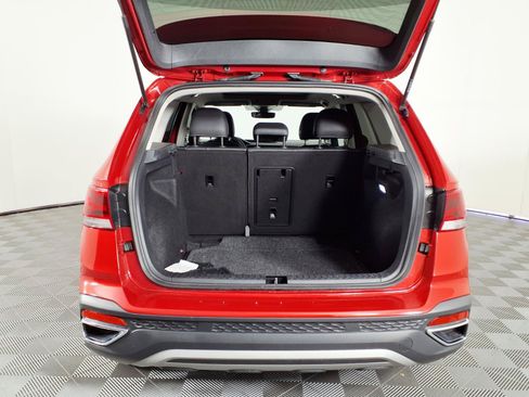 Used 2024 Volkswagen Taos SE w/ Panoramic Sunroof Package FWD image 8