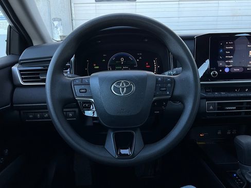Used 2025 Toyota Camry LE image 31