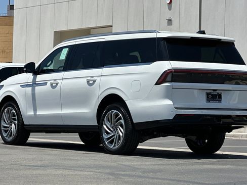 New 2026 Lincoln Navigator L Reserve AWD/4WD image 5