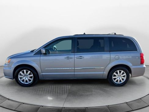 Used 2014 Chrysler Town & Country Touring image 8