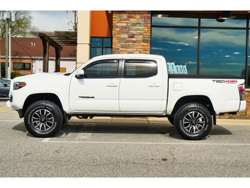 Used 2020 Toyota Tacoma TRD Sport w/ Technology Package image 6