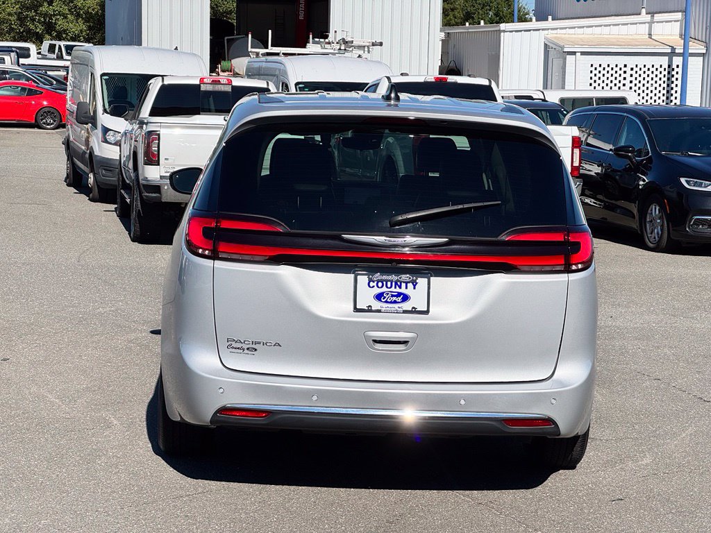 Used 2024 Chrysler Pacifica Touring-L FWD image 4