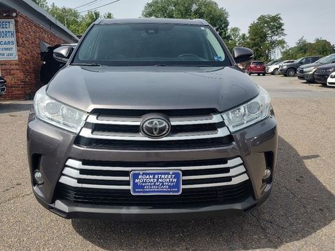 Used 2019 Toyota Highlander XLE AWD/4WD image 2