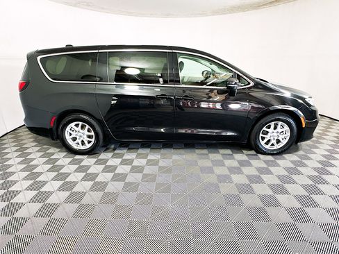 Used 2023 Chrysler Pacifica Touring-L image 2
