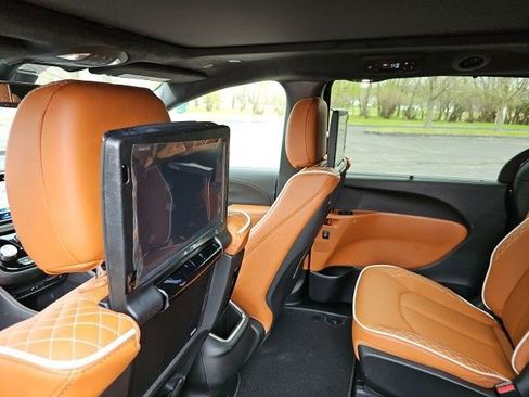 Used 2026 Chrysler Pacifica Pinnacle image 18