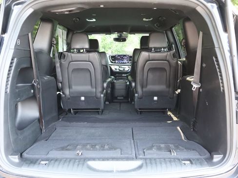 Used 2025 Chrysler Pacifica Select FWD image 47