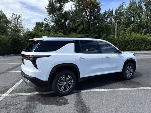 Used 2026 Chevrolet Traverse LT w/ Driver Confidence Package FWD image 3
