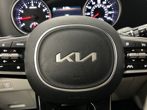 Used 2024 Kia Carnival LX FWD image 15