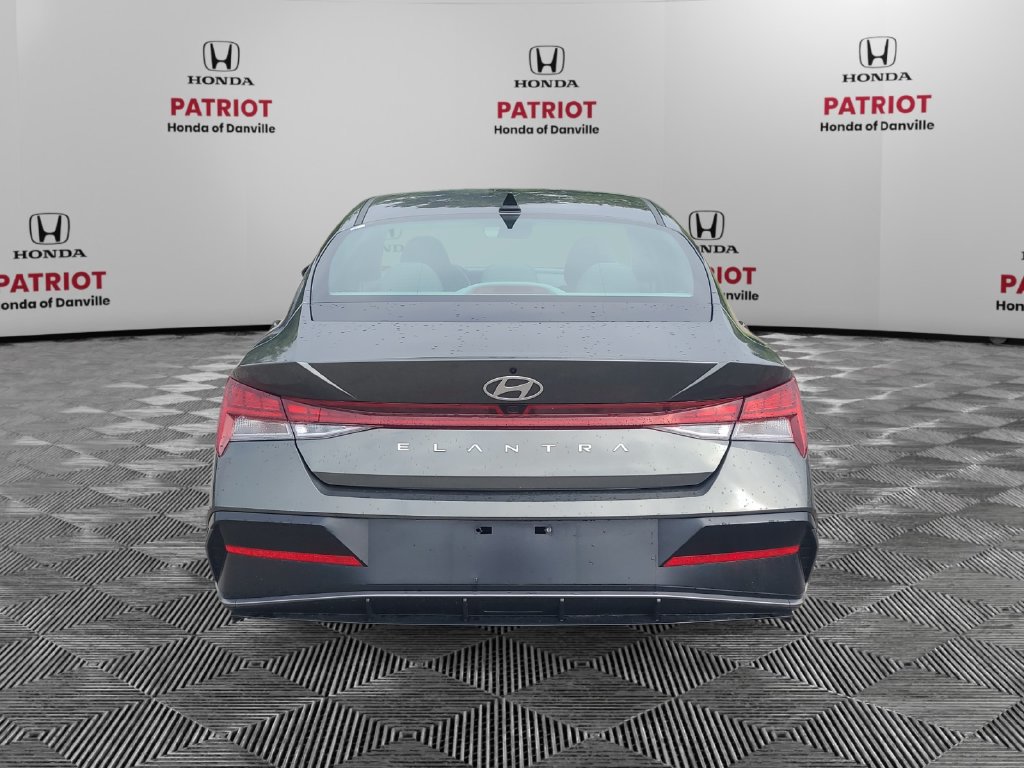 Used 2025 Hyundai Elantra SEL FWD image 4