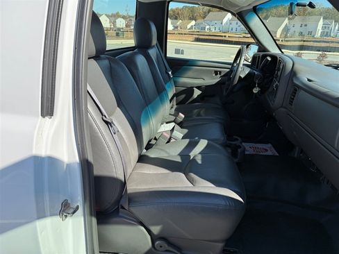 Used 2005 GMC Sierra 2500 W/T w/ Heavy-Duty Power Package image 15