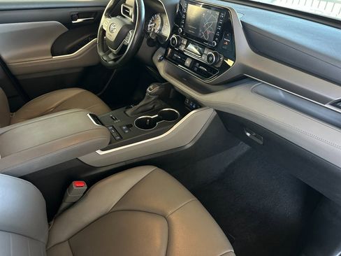 Used 2022 Toyota Highlander XLE image 16