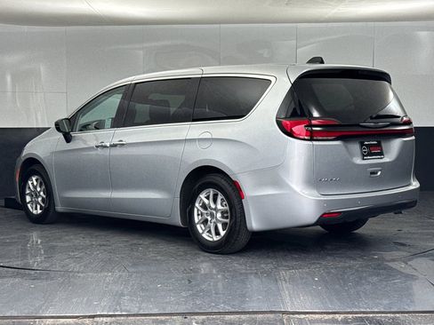 Used 2024 Chrysler Pacifica Touring-L image 5