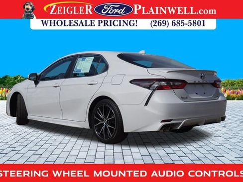 Used 2022 Toyota Camry SE image 3