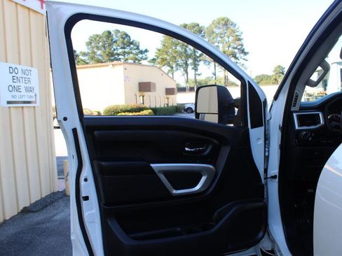 Used 2019 Nissan Titan SV image 17