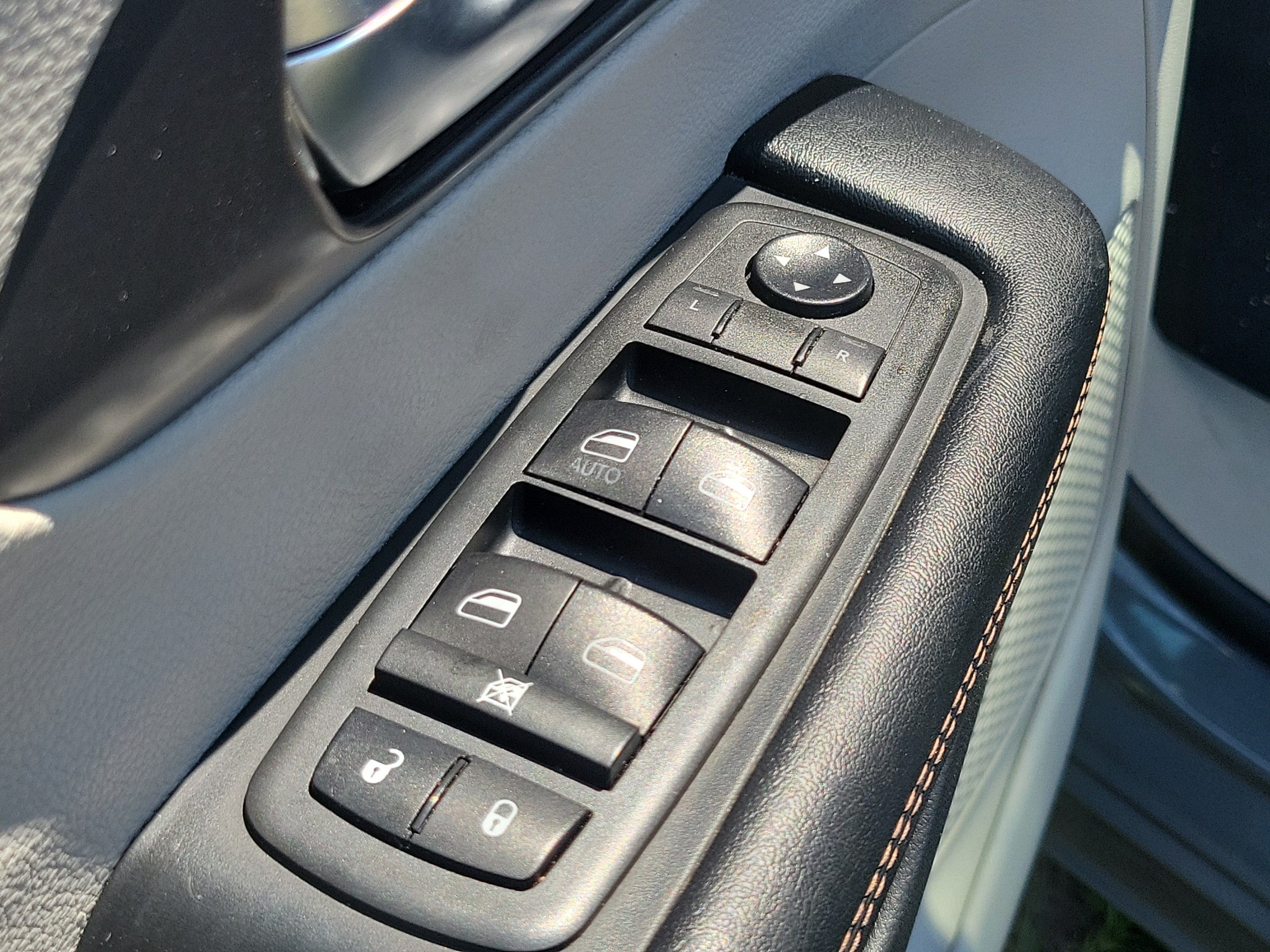 Used 2020 Chrysler Pacifica Touring w/ Advanced Safetytec Group FWD image 15