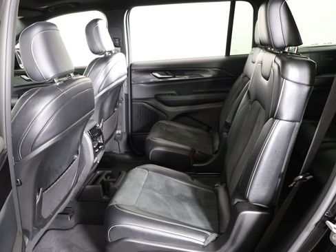 Used 2023 Jeep Grand Cherokee L Laredo image 34