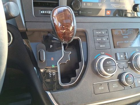 Used 2017 Toyota Sienna Limited image 18