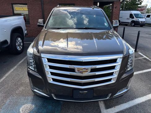 Used 2015 Cadillac Escalade Luxury RWD image 2