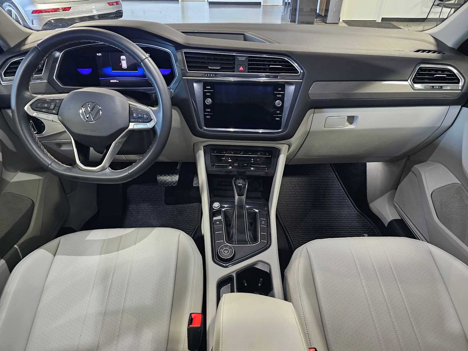 Used 2022 Volkswagen Tiguan SE w/ Panoramic Sunroof Package AWD/4WD image 19
