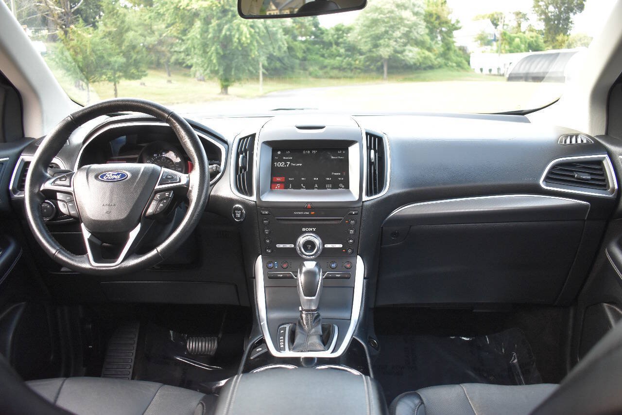 Used 2018 Ford Edge Titanium w/ Equipment Group 301A AWD/4WD image 18