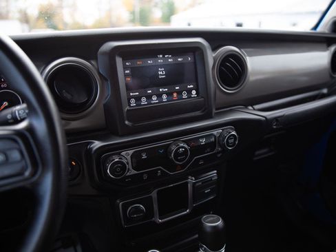 Used 2022 Jeep Gladiator Sport image 15