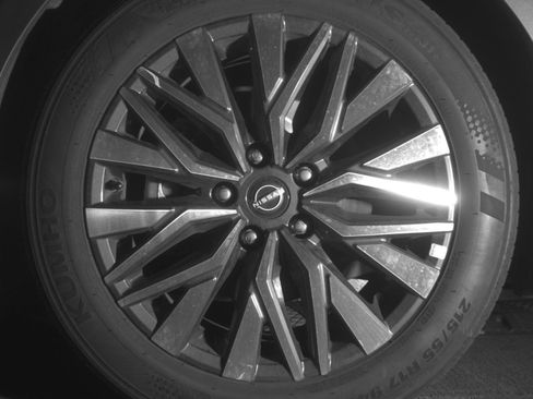 Used 2025 Nissan Altima 2.5 SV FWD image 12