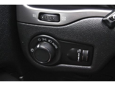Used 2020 Jeep Cherokee Latitude w/ Mopar Interior Package FWD image 23