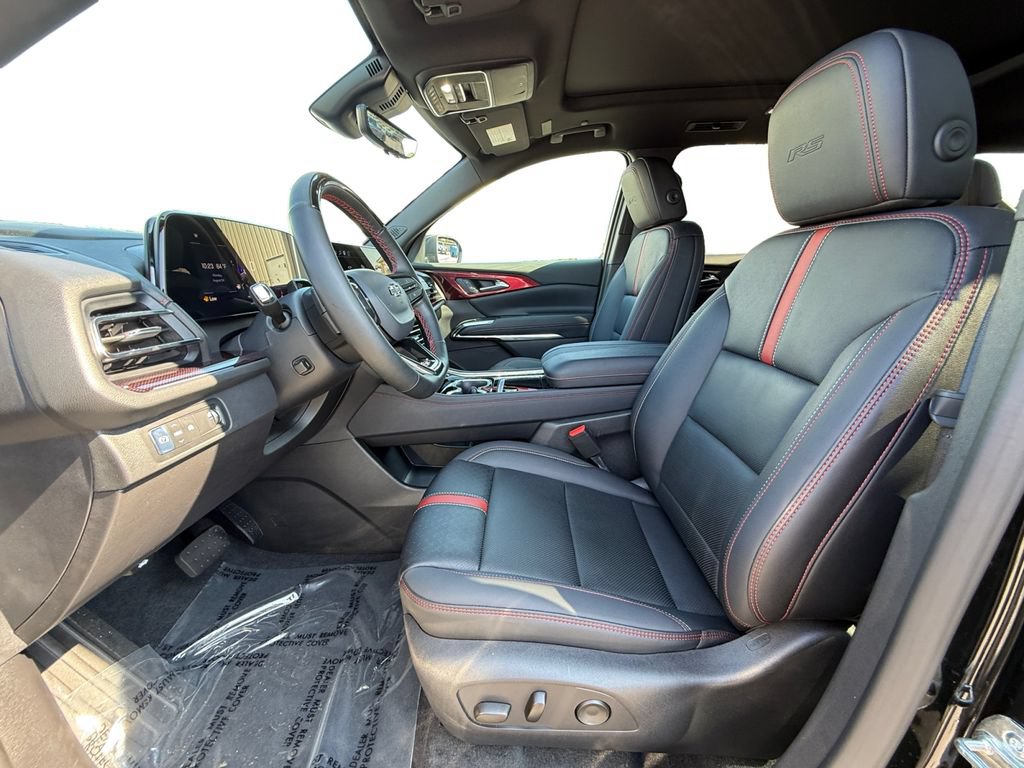 Used 2025 Chevrolet Traverse RS FWD image 9