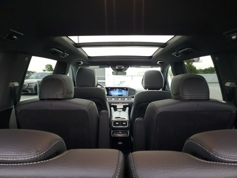 New 2026 Mercedes-Benz GLS 580 4MATIC image 9