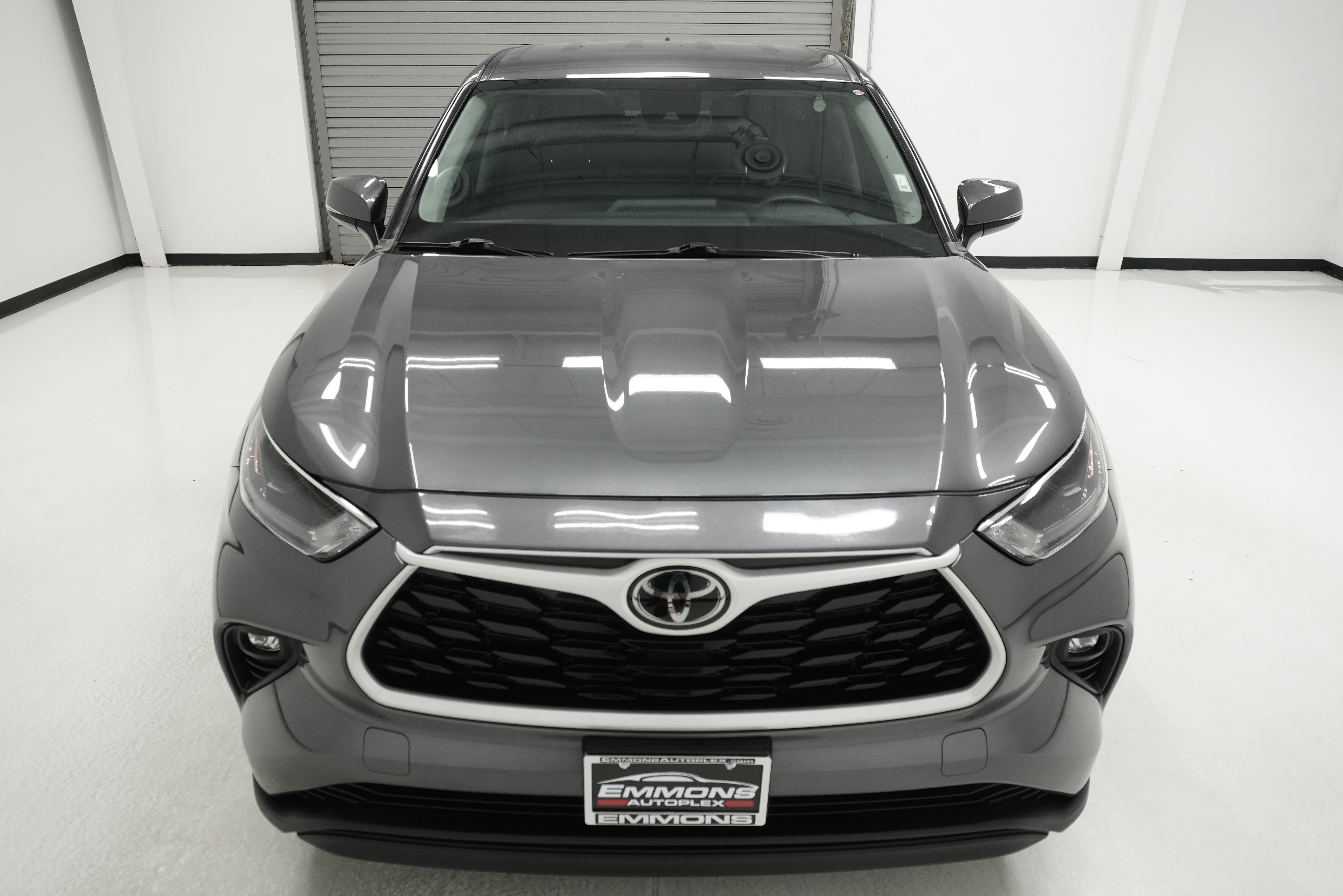 Used 2024 Toyota Highlander LE FWD image 2