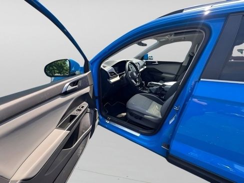 Used 2023 Volkswagen Taos SE w/ Panoramic Sunroof Package AWD/4WD image 15