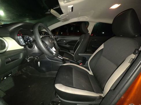 Used 2021 Nissan Versa SV image 3