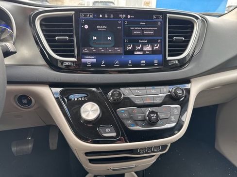 Used 2024 Chrysler Pacifica Touring-L image 15