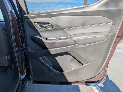 Used 2023 Chevrolet Traverse LT image 18