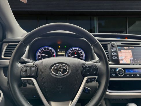 Used 2019 Toyota Highlander XLE image 4