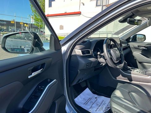 Certified 2024 Toyota Highlander XLE AWD/4WD image 9