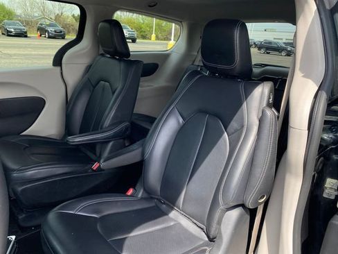 Used 2024 Chrysler Pacifica Limited FWD image 18