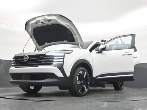 New 2025 Nissan Kicks SR image 40