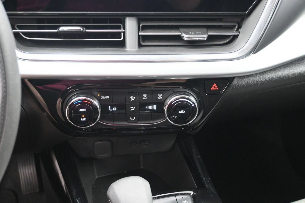 Used 2025 Chevrolet Trax LT FWD image 17