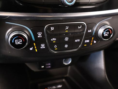 Used 2023 Chevrolet Traverse RS image 8