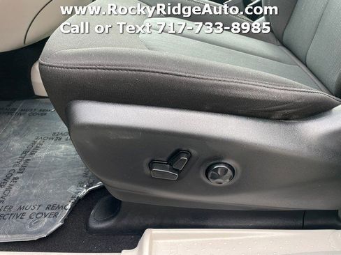 Used 2023 Chrysler Voyager LX image 31