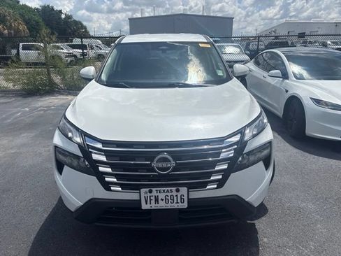 Used 2024 Nissan Rogue SV FWD image 2