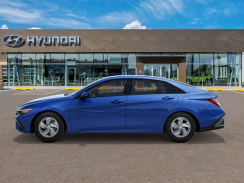 New 2025 Hyundai Elantra SE image 3