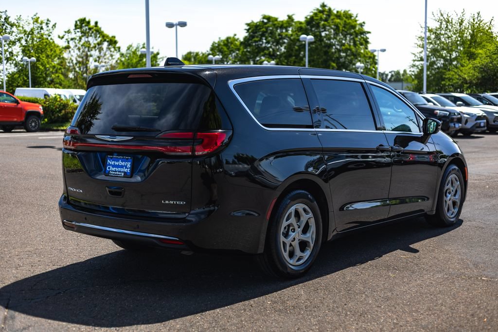 Used 2024 Chrysler Pacifica Limited FWD image 8